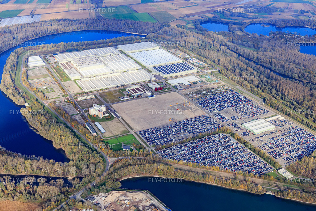 Insel Grün mit MOSOLF Logistics & Services GmbH und Mercedes-Benz Global Logistics Center https://www.mosolf.com/ https://group.mercedes-benz.com/ | Luftbild: Insel Grün mit MOSOLF Logistics & Services GmbH und Mercedes-Benz Global Logistics Center https://www.mosolf.com/ https://group.mercedes-benz.com/ in Germersheim im Bundesland Rheinland-Pfalz in Deutschland. Foto: IMG_104277.jpg vom 31.10.2017 durch Werner Riehm/FLY-FOTO.de - Realisiert mit Pictrs.com