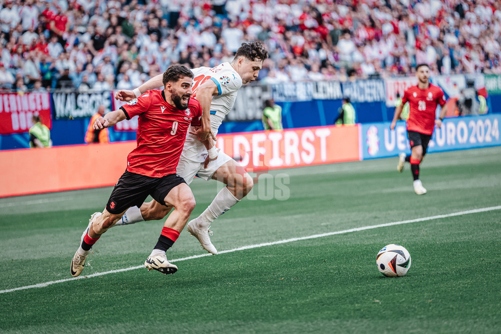 Fußball | Herren | UEFA-Fußball-Europameisterschaft 2024 | Gruppe B | Kroatien vs. Albanien | 19.06.2024 | v.l. Zuriko Davitashvili (#9, Georgien) gegen Ladislav Krejci (#18, Tschechien)