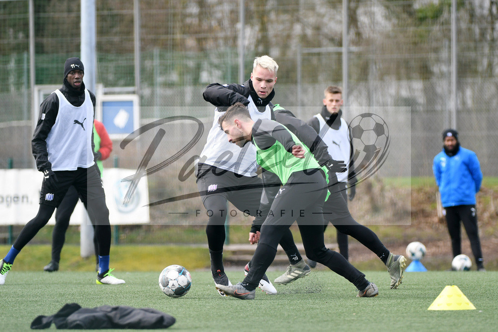 20200302_TRAOSN_0056 | Fussball, Herren: Niklas Schmidt (VfL Osnabrueck) und Manuel Farrona Pulido (VfL Osnabrueck) im Zweikampf waehrend der Trainingseinheit des VfL Osnabrueck im Sportpark Illoshoehe am 02.03.2020 in Osnabrueck, Deutschland. - Realisiert mit Pictrs.com