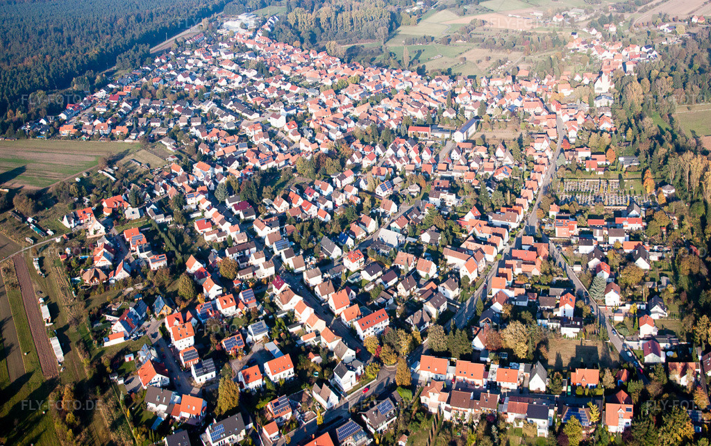 Luftbild: Dorfansicht in Berg im Bundesland Rheinland-Pfalz in Deutschland. Foto: IMG_46024-Bearbeitet.jpg vom 23.10.2011 durch Werner Riehm/FLY-FOTO.deAuflösung des Originals: 7516 x 4714 px