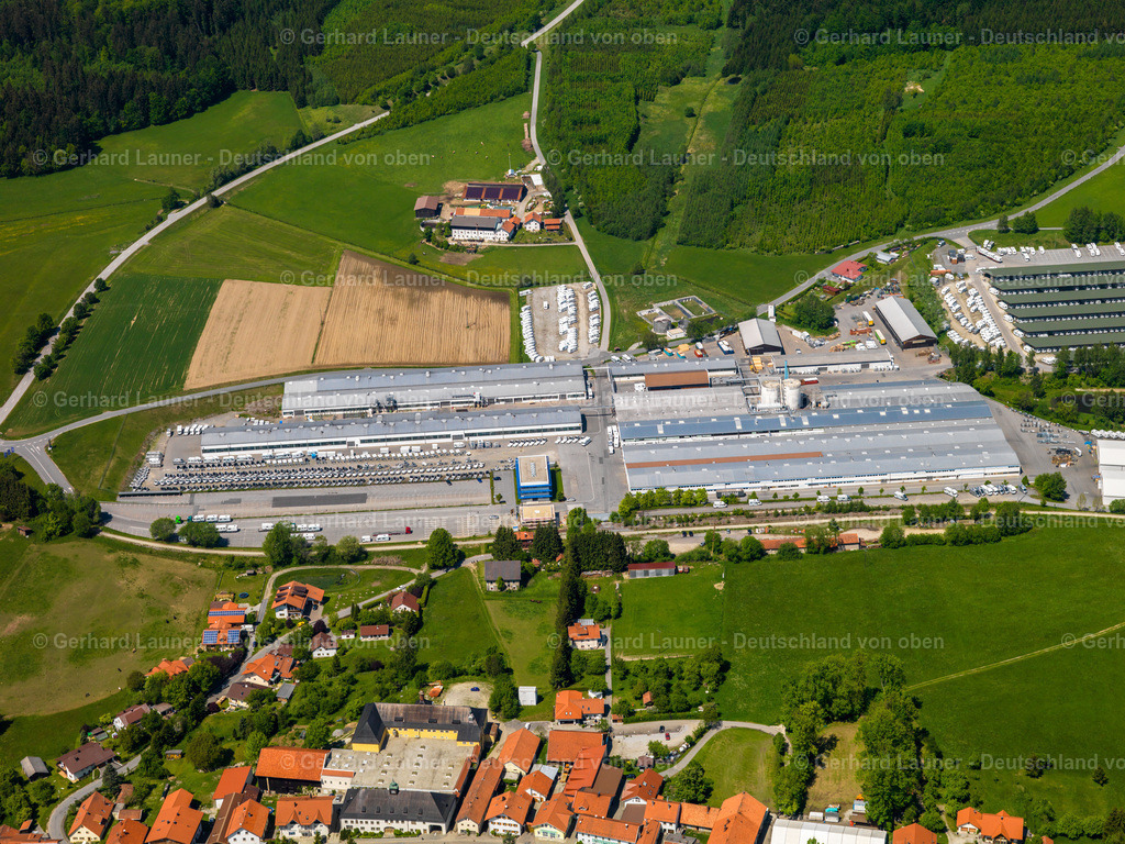 2724202 | JANDELSBRUNN 19.05.2007 Gebäude und Produktionshallen auf dem Fahrzeugbau- Werksgelände der Firma Knaus Tabbert AG in Jandelsbrunn im Bundesland Bayern, Deutschland. Weiterführende Informationen bei: Knaus Tabbert AG. // Buildings and production halls on the vehicle construction site of Firma Knaus Tabbert AG in Jandelsbrunn in the state Bavaria, Germany. Further information at: Knaus Tabbert AG. Foto: Gerhard Launer