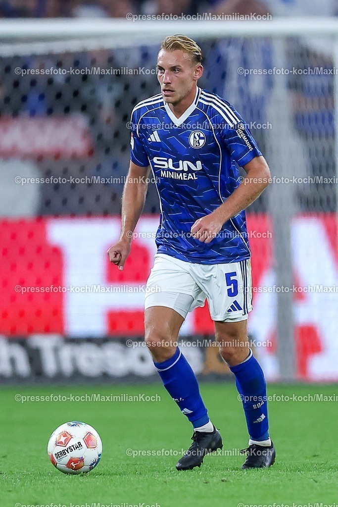 S0413092501147 | 13.09.2025, Fußball, FC Schalke 04 - Holstein Kiel, 5.Spieltag, 2. Fußball Bundesliga, Veltins-Arena Gelsenkirchen, Saison 2025 2026: Timo Becker (Schalke04 #05) DFB regulations prohibit any use of photographs as image sequences and or quasi-video.