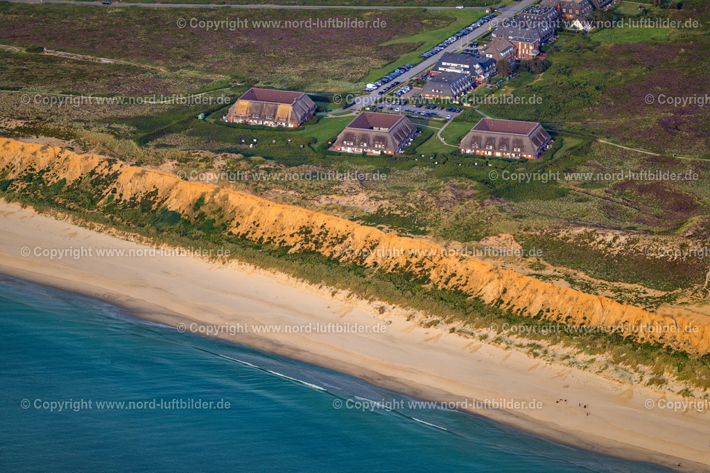 Sylt_Kampen_Strand_Rotes_Kliff_Kurstrandstrasse_Ferienwohnung_Kliffsand_Syltluxus_ELS_7122130825 | KAMPEN (SYLT) 13.08.2025 Küsten- Landschaft an der Steilküste Rotes Kliff mit dem Hotel Rungholt in Kampen (Sylt) im Bundesland Schleswig-Holstein, Deutschland. // Coastal landscape on the steep coast of Rotes Kliff with the Hotel Rungholt in Kampen (Sylt) in the state Schleswig-Holstein, Germany. Foto: Martin Elsen