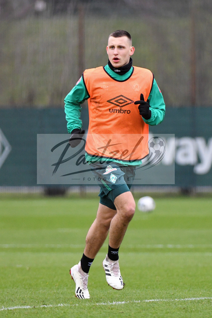 20200227_TRASVW_0059 | Fussball, Herren: Maximilian Eggestein (Werder Bremen) schaut waehrend der Trainingseinheit des SV Werder Bremen auf dem Trainingsplatz am wohninvest Weserstadion am 27.02.2020 in Bremen, Deutschland. - Realisiert mit Pictrs.com