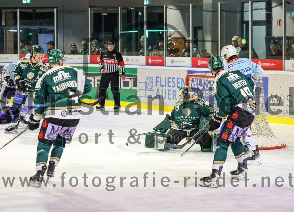 2025-12-23_067_TSV_Erding_gegen_Heilbronner_Falken | Erding, Deutschland, 23.12.2025:Eishockey, Oberliga Süd 2025 / 2026, 29. Spieltag, TSV Erding gegen Heilbronner Falken, Endergebnis: 5:4Elia Ostwald (Erding Gladiators, #17), Jesse Kauhanen (Erding Gladiators, #4), Torwart Leon Meder (Erding Gladiators, #39), Dennis Henter (Erding Gladiators, #19)Foto: Christian Riedel / fotografie-riedel.net