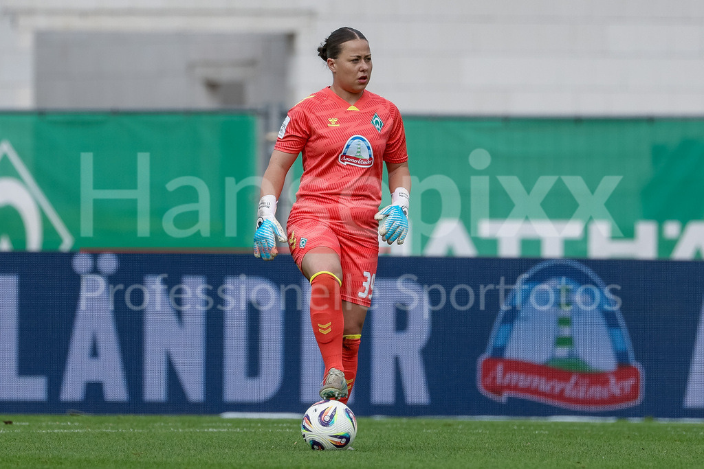 Fussball, Google Pixel Frauen-Bundesliga, SV Werder Bremen - TSG 1899 Hoffenheim | Mariella El Sherif (Torhüterin, Torwart, SV Werder Bremen, 39) am Ball, Freisteller, Einzelbild, Ganzkörper, Aktion, Action, Spielszene, DIE DFB-RICHTLINIEN UNTERSAGEN JEGLICHE NUTZUNG VON FOTOS ALS SEQUENZBILDER UND/ODER VIDEOÄHNLICHE FOTOSTRECKEN. DFB REGULATIONS PROHIBIT ANY USE OF PHOTOGRAPHS AS IMAGE SEQUENCES AND/OR QUASI-VIDEO.