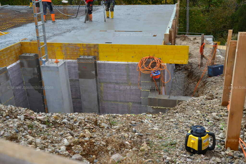 Ortbetonecke betonieren | Arbeiter beim Betonieren einer Kellerdecke, Verdichtung mit Betonrüttler