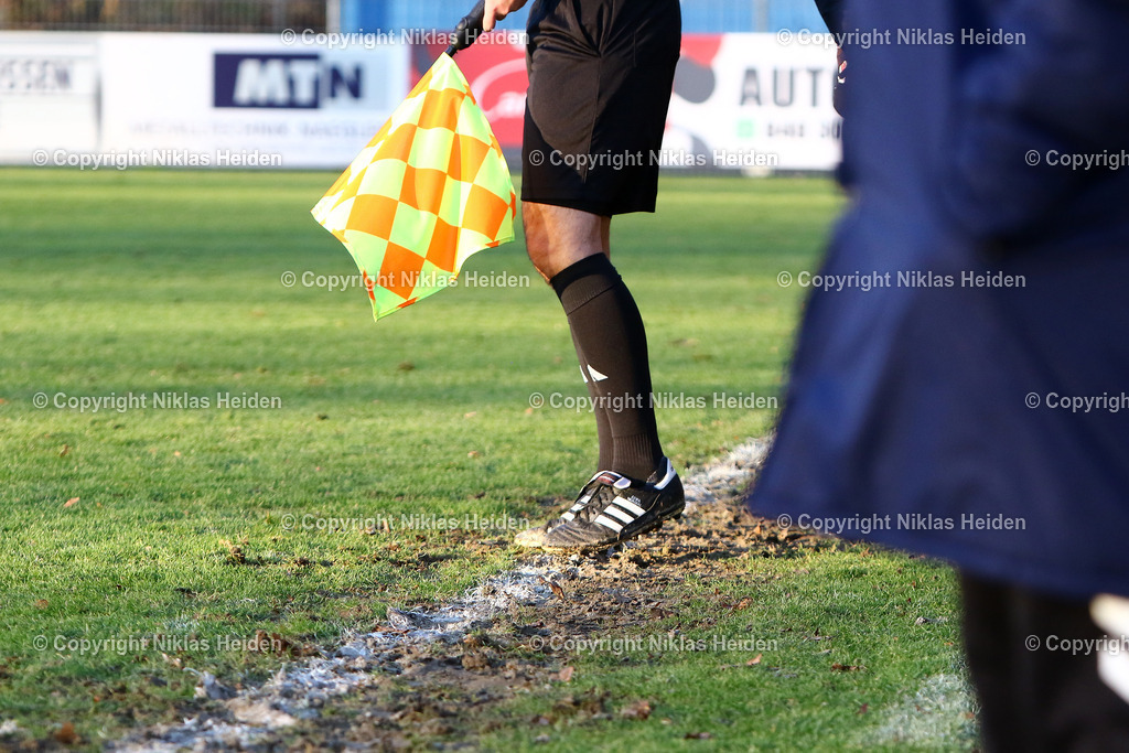 NH_FCEintrachtNorderstedt_FCStPauliU23_RegionalligaNord_30112024 | Ein Schiedsrichter-Assistent auf einer matischigen Auslinie.Fußball I Herren I Regionalliga Nord I Saison 2024-2025 I 21. Spieltag I FC Eintracht Norderstedt - FC St. Pauli U23 I 30.11.2024 I Edmund-Plambeck-Stadion