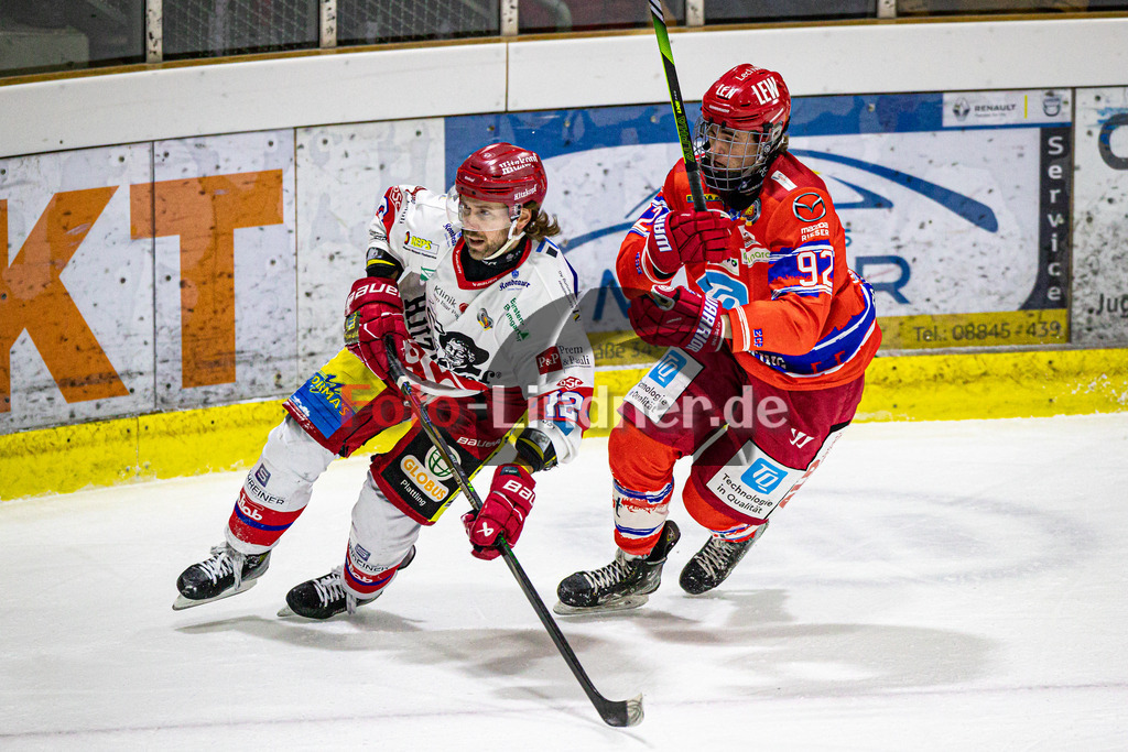EC Peiting vs Deggendorfer SC | Eishockey Oberliga Süd Vorrunde 2024/2025, EC Peiting vs Deggendorfer SC, 20241228,Zweikampf zwischen Andree HULT (DSC 12) und Dominik ZERHOCH (ECP 92),2024-12-28 in Peiting (Eisstadion)Andree HULT (DSC 12), Dominik ZERHOCH (ECP 92)Copyright: WolfgangxLindner foto-lindner.de