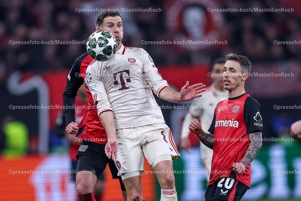 UCL11032502376 | 11.03.2025, Fußball, UEFA Champions League, Bayer 04 Leverkusen - FC Bayern München, Achtelfinale Rückspiel, BayArena, Saison 2024 2025: Leon Goretzka (FC Bayern #8) im Zweikampf gegen Patrik Schick (Bayer04 Leverkusen #14) und Alejandro Grimaldo (Bayer04 Leverkusen #20)DFB regulations prohibit any use of photographs as image sequences and or quasi-video.
