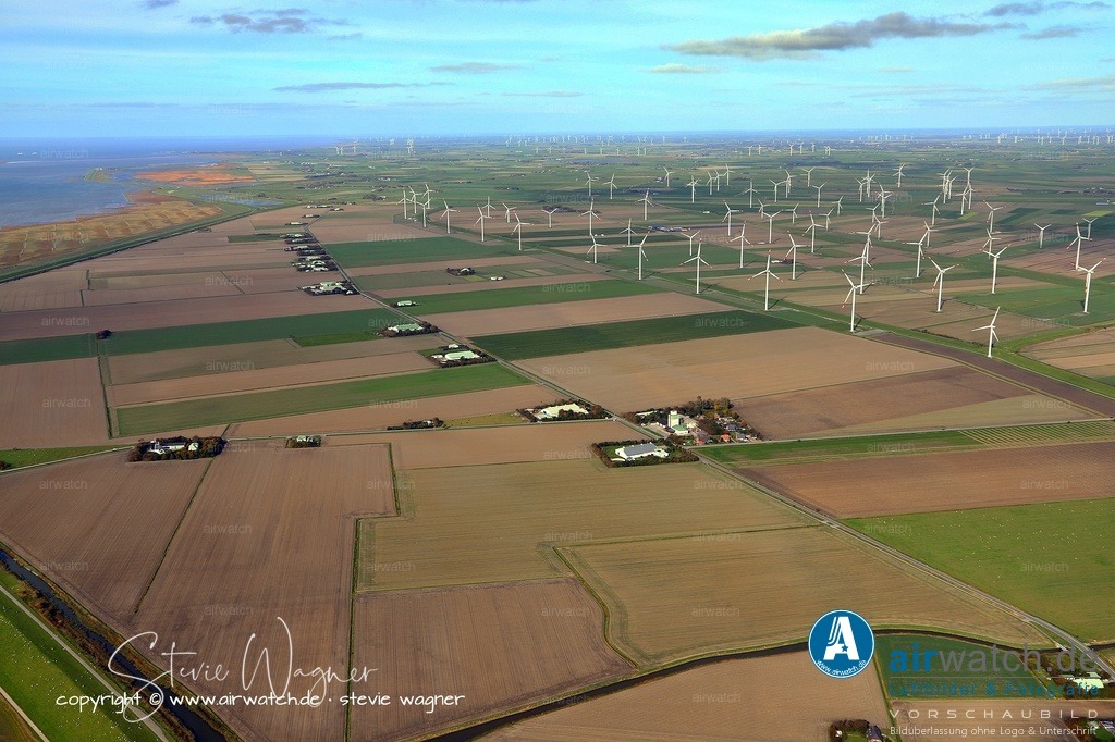 Windpark Reussenköge - Bürgerwindpark Reußenköge | Warum war der Lärmschutz besonders wichtig in Reußenköge?Um das Genehmigungsverfahren für das große Repowering-Projekt mit zwanzig neuen Anlagen zu sichern, war es entscheidend, die Schallemissionen so gering wie möglich zu halten. Deshalb spielte der geringe Schalleistungspegel der gewählten Nordex-Turbinen eine ausschlaggebende Rolle.