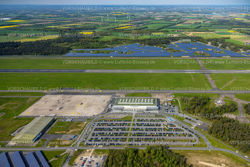 Weeze240402767FlughafenNiederrhein | Luftbild, Flughafen Airport Weeze, Ryanair Fluggesellschaft, Startbahn und Landebahn, Solarpark und Terminal Abfertigungshalle, Parkplätze, Wiesen und Felder mit Fernsicht, Windräder, Baal, Weeze, Niederrhein, Nordrhein-Westfalen, Deutschland