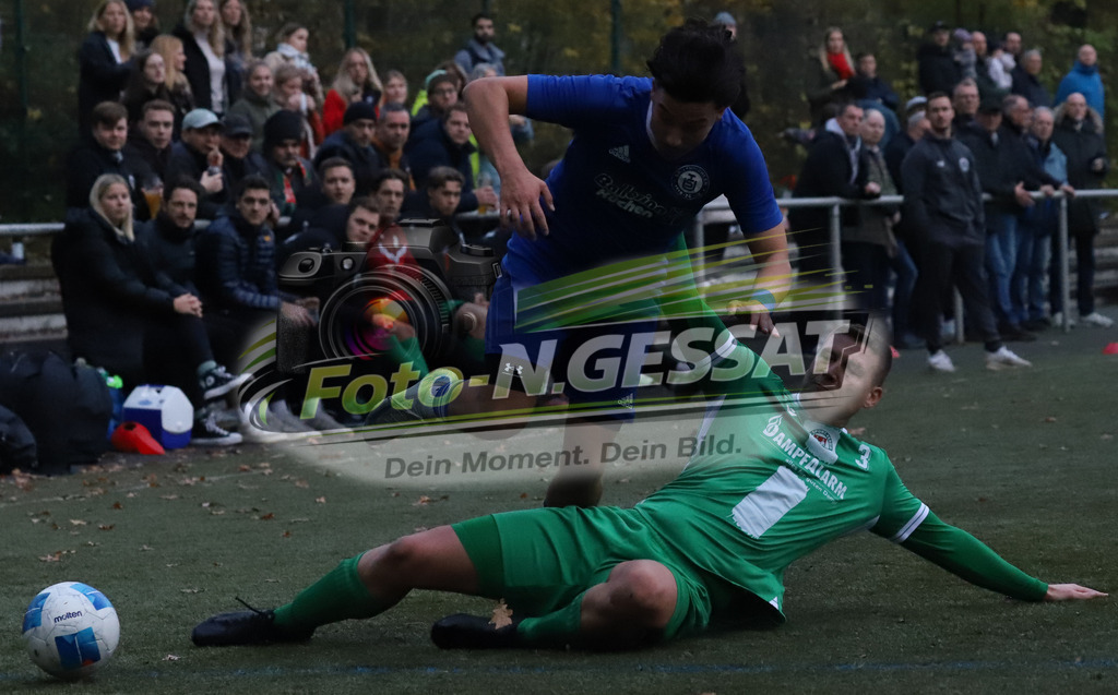 Bünder SV - TuS Bruchmühlen | Auf dem Bild zu sehen: grün Bünder SV: Florian Seymer ; blau TuS Bruchmühlen: Firat FidanBünder SV, TuS Bruchmühlen, Saison 25/26, Kreisliga A, Bünde, Deutschland - Realisiert mit Pictrs.com
