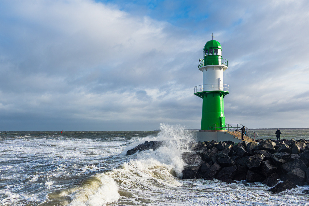 Die Mole an der Ostseeküste in Warnemünde an einem stürmischen Tag | Die Mole an der Ostseeküste in Warnemünde an einem stürmischen Tag.