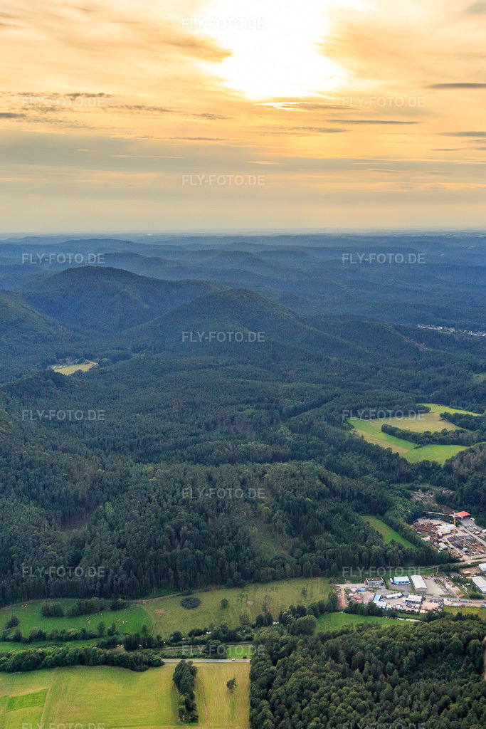 Luftbild: Pflzerwald von Osten in Dahn im Bundesland Rheinland-Pfalz in Deutschland. Foto: IMG_128459.jpg vom 21.08.2021 durch Werner Riehm/FLY-FOTO.de