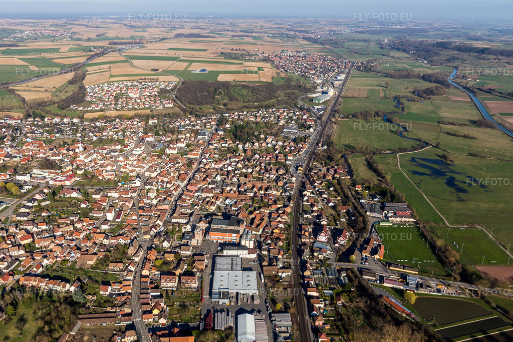 Vue aérienne: Vue des rues et des maisons dans les zones résidentielles à Hochfelden dans le département Bas Rhin, France – .Photo: IMG_097578.jpg prise le 16/03/2017 par Werner Riehm/FLY-FOTO.eu – Résolution de l'original: 5154 x 3436 px