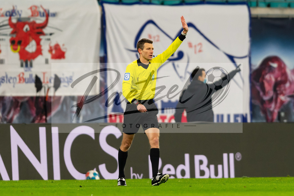 RBLLEV20211128_036 | Fussball, Herren: Schiedsrichter Benjamin Cortus gestikuliert, Gestik bei dem Spiel der 1. Bundesliga zwischen RB Leipzig und Bayer 04 Leverkusen in der Red Bull Arena am 28.11.2021 in Leipzig, Deutschland.DFB / DFL REGULATIONS PROHIBIT ANY USE OF PHOTOGRAPHS AS IMAGE SEQUENCES AND/OR QUASI-VIDEO. - Realisiert mit Pictrs.com