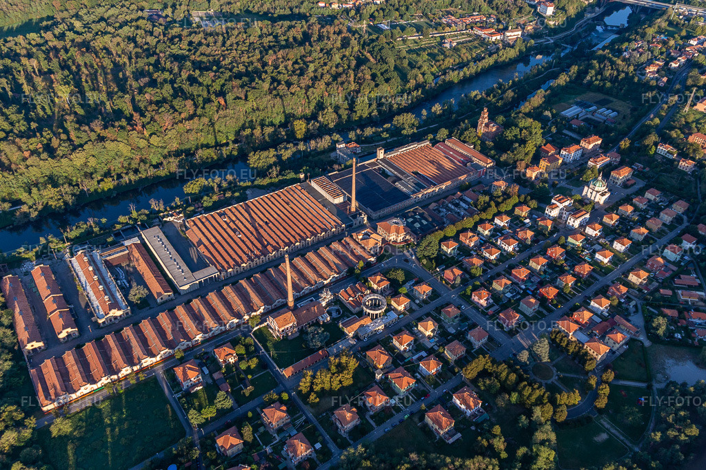Vue aérienne: Centrale hydroélectrique de Crespi d'Adda à Capriate San Gervasio dans le département Bergamo, Italie. Photo: IMG_134490.jpg prise le 19/09/2022 par Werner Riehm/FLY-FOTO.euRésolution de l'original: 4779 x 3186 pxWWW.CRESPIDADDA.IT