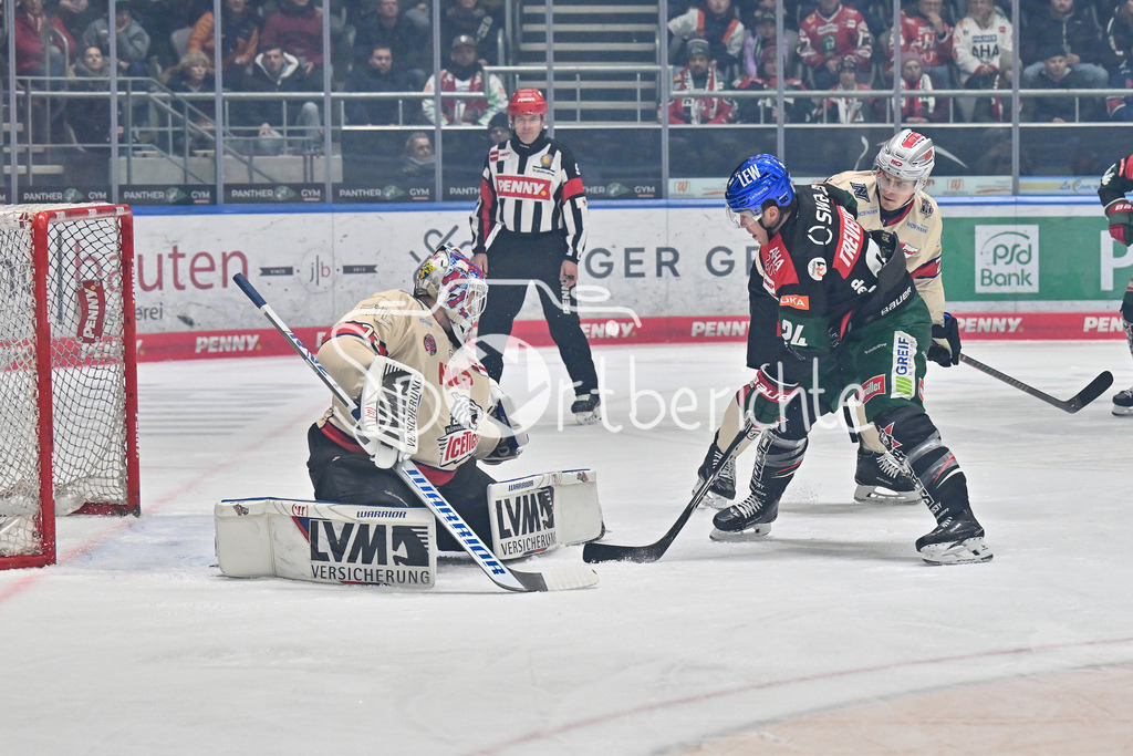 Augsburger Panther - Nürnberg Ice Tigers | Leon HUNGERECKER (Nürnberg Ice Tigers #72) kann eine Torchance von T. J. TREVELYAN (Augsburger Panther #24) vereiteln / DEL: Augsburger Panther - Nuernberg Ice Tigers, Curt Frenzel Stadion am 03.01.2025