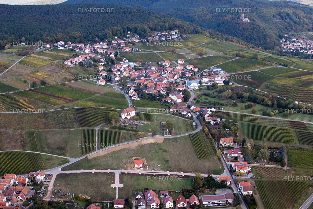 Winzerdorfansicht von Süden mit St. Dionysius Kapelle und Friehof | Luftbild: Winzerdorfansicht von Süden mit St. Dionysius Kapelle und Friehof im Ortsteil Gleiszellen in Gleiszellen-Gleishorbach im Bundesland Rheinland-Pfalz in Deutschland. Foto: IMG_22409.jpg vom 15.10.2009 durch Werner Riehm/FLY-FOTO.de - Realisiert mit Pictrs.com