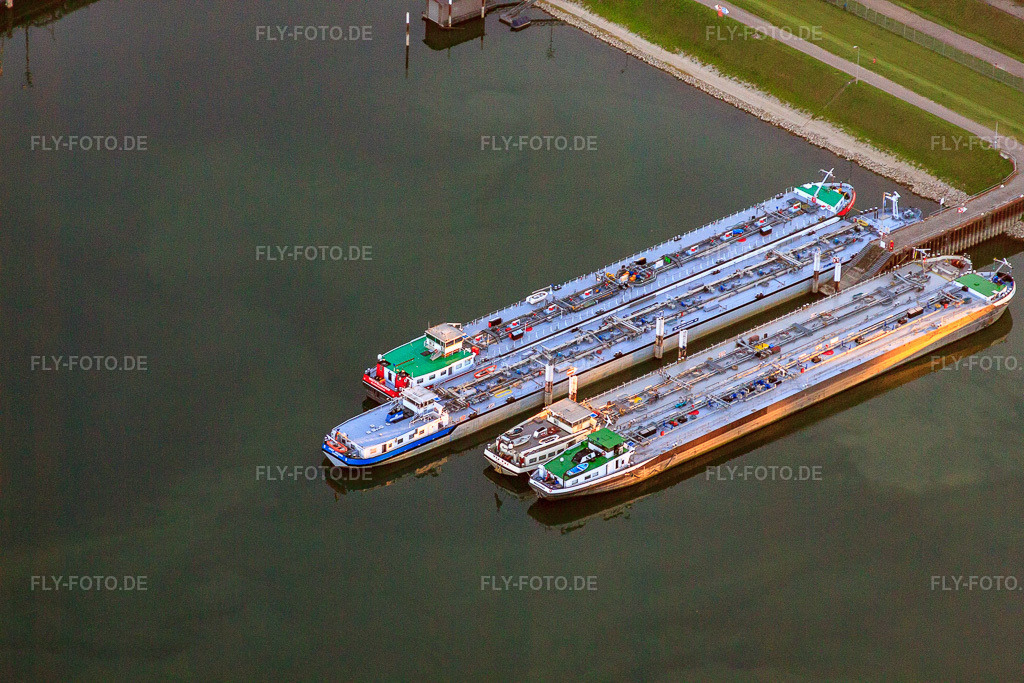 Luftbild: Tankeranlegestelle im Ölhafen am Rhein im Ortsteil Knielingen in Karlsruhe im Bundesland Baden-Württemberg in Deutschland. Foto: IMG_59749.jpg vom 04.09.2013 durch Werner Riehm/FLY-FOTO.de