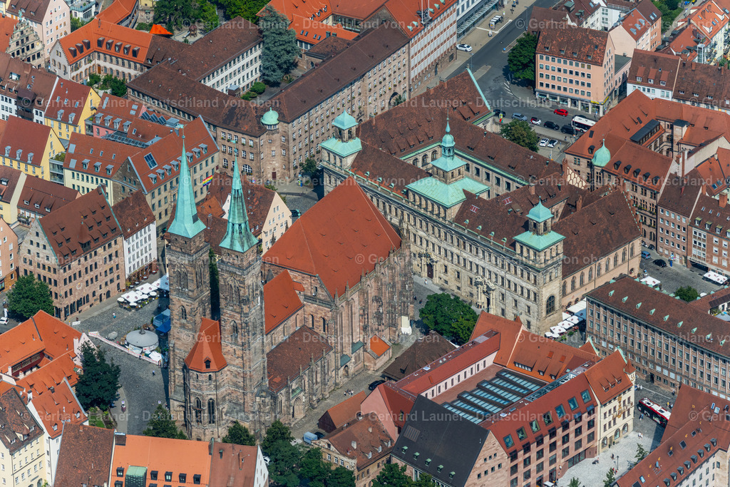 4047352 | NüRNBERG 21.08.2021 Kirchengebäude der St. Sebald - Sebalduskirche an der Winklerstraße im Altstadt- Zentrum der Innenstadt im Ortsteil Altstadt - Sankt Sebald in Nürnberg im Bundesland Bayern, Deutschland. Weiterführende Informationen bei: Evang.-Luth. Kirchengemeinde St. Sebald. // Church building in of St. Sebald - Sebalduskirche on Winklerstrasse in the Old Town- center of downtown in the district Altstadt - Sankt Sebald in Nuremberg in the state Bavaria, Germany. Further information at: Evang.-Luth. Kirchengemeinde St. Sebald. Foto: Gerhard Launer