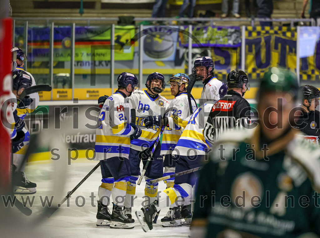 2025-12-05_119_TSV_Erding_gegen_Stuttgart_Rebels | Erding, Deutschland, 05.12.2025:Eishockey, Oberliga Süd 2025 / 2026, 23. Spieltag, TSV Erding gegen Stuttgart Rebels, Endergebnis: 5:6Wyatt Schingoethe (Stuttgart Rebels, #22), Dane Montgomery (Stuttgart Rebels, #72)Foto: Christian Riedel / fotografie-riedel.net