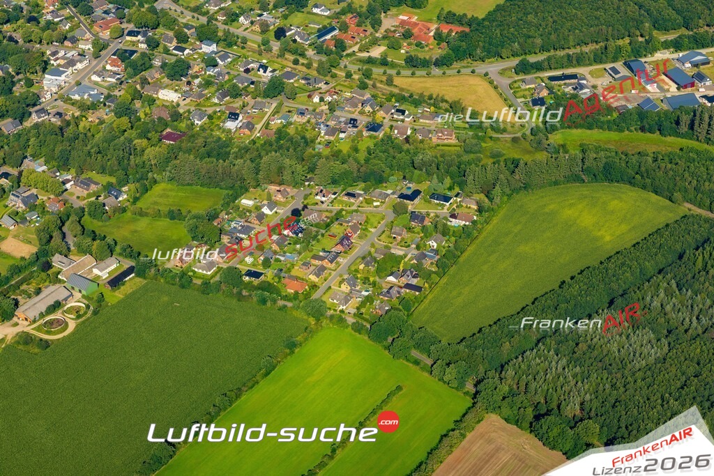 Luftbild der Stadt Wallsbüll - Die Luftaufnahme wurde 2025 vom UL-Flugzeug heraus erstellt ( keine Drohne ) - Hochauflösende Luftaufnahme - für professionelle Ausdrucke geeignet. Die Geschenkidee !Hier alle&nbsp;Infos zur Lizenzierung der LuftaufnahmeWir fliegen auch dieses Jahr wieder in Ihre Region um Luftbilder zu erstellen.- Luftbild anfragen