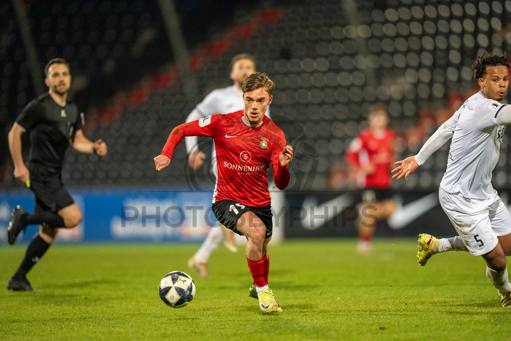 SG Sonnenhof Grossaspach vs. TSV Steinbach Haiger, Fussball, Regionalliga Suedwest, 25. Spieltag, 20.03.2026 | Mike Huras (SG Sonnenhof Großaspach, #19),SG Sonnenhof Grossaspach vs. TSV Steinbach Haiger, Fussball, Regionalliga Suedwest, 25. Spieltag, 20.03.2026Foto: photosbyphips/Philip Ziegler