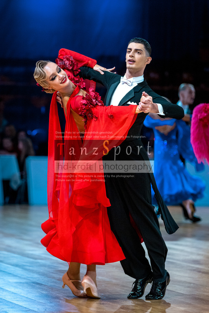 20251212_WDSF_World_Ch_Cup_RS-Std_1244-2 | Tanzsportbilder, Standardtanz, Lateintanz, WDSF, DTV, LTVB, dancecomp, goc, hessen tanzt, blaues band der spree, walzer, tango, wiener walzer, slowfox, quickstepp, samba, rumba, cha-cha-cha, paso doble. jive, hd-kroft photography, turniertanzsport