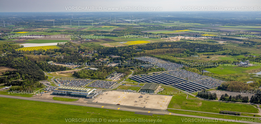 Weeze240402715FlughafenNiederrhein | Luftbild, Flughafen Airport Weeze, Ryanair Fluggesellschaft, Solarpark und Terminal Abfertigungshalle, Parkplätze, Wiesen und Felder mit Fernsicht, Baal, Weeze, Niederrhein, Nordrhein-Westfalen, Deutschland