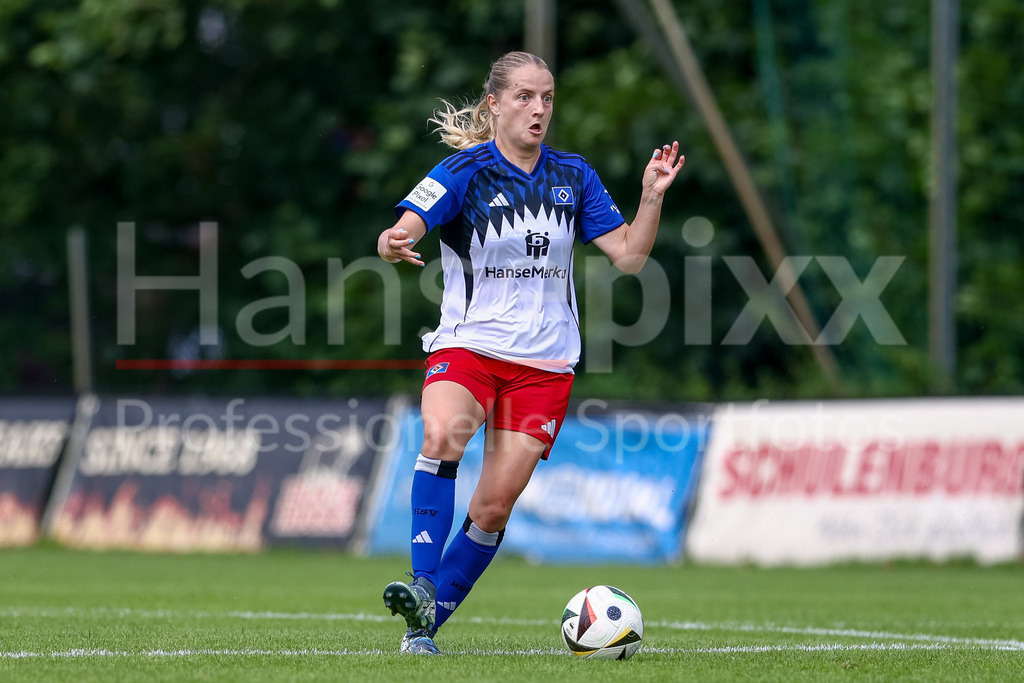 Fussball, Testspiel Frauen, Hamburger SV - Holstein Kiel | Nina Räcke (Hamburger SV, 39) am Ball, Freisteller, Einzelbild, Ganzkörper, Aktion, Action, Spielszene