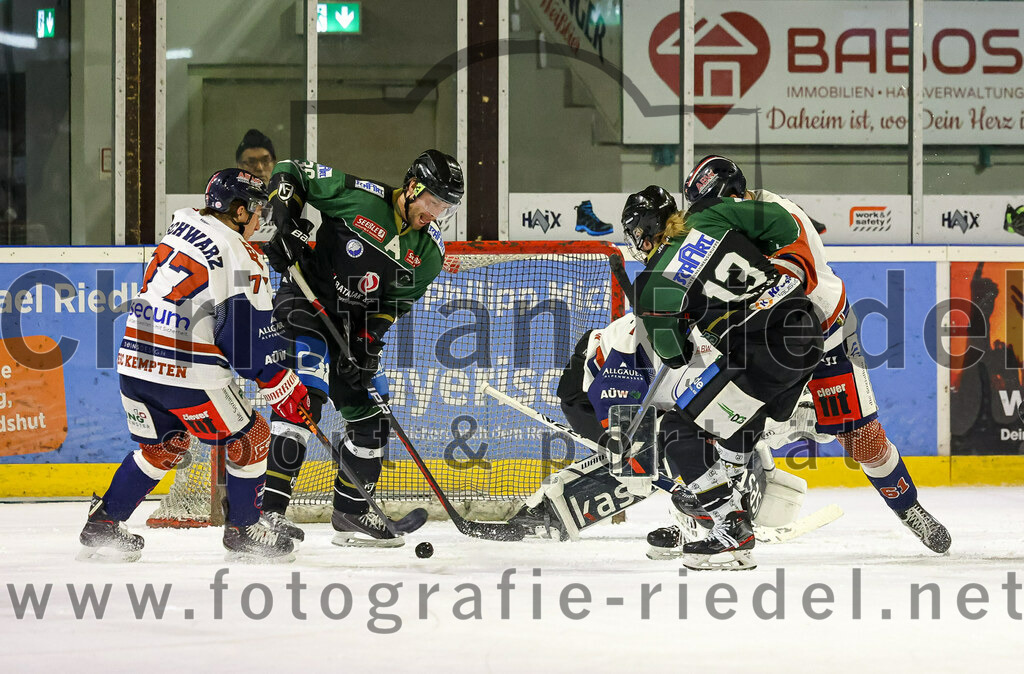 2023-03-07_109_TSV_Erding_gegen_ESC_Kempten | Erding, Deutschland, 07.03.2023:
Eishockey, Bayernliga Playoffs 2022 / 2023, Viertelfinale, TSV Erding gegen ESC Kempten, Endergebnis: 9:3

Kodi Schwarz (ESC Kempten, #77), Thomas Plihal (Erding Gladiators, #39), Torwart David Blaschta (ESC Kempten, #1), Michael Franz (Erding Gladiators, #13)

Foto: Christian Riedel / fotografie-riedel.net
