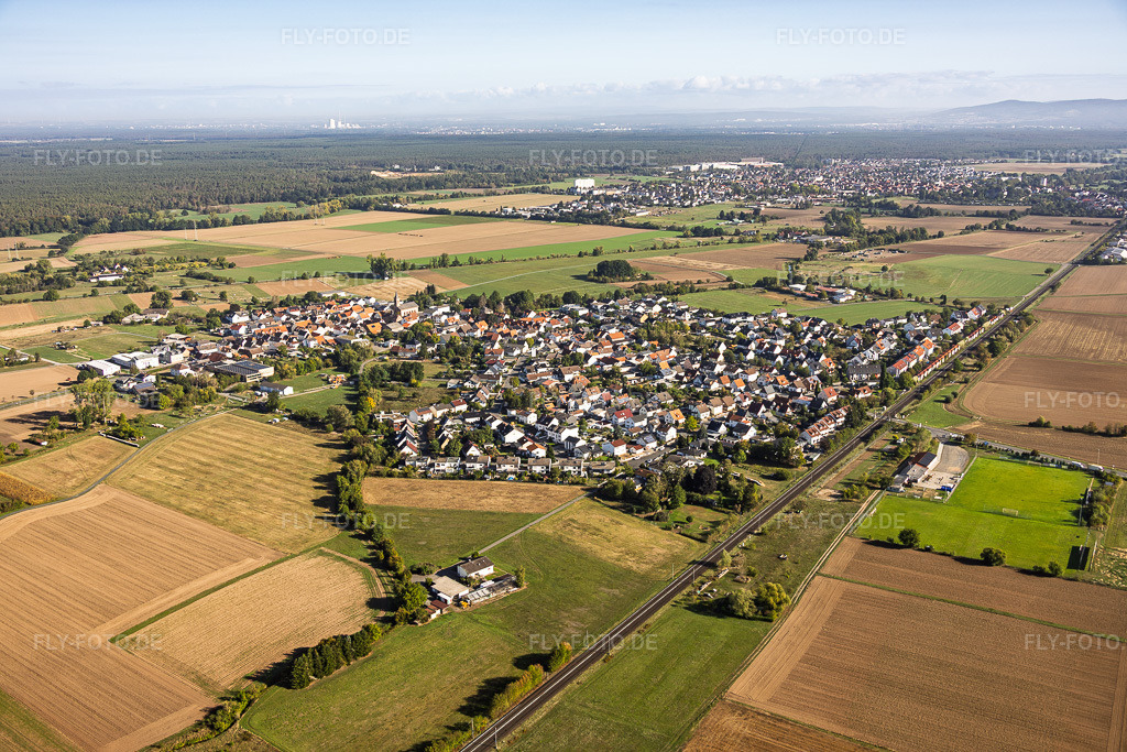 Luftbild: Ortsansicht von Südwesten im Ortsteil Sickenhofen in Babenhausen im Bundesland Hessen in Deutschland. – Foto: IMG_159308.jpg vom 22.09.2026 durch Werner Riehm/FLY-FOTO.de – Auflösung des Originals: 6000 x 4000 px