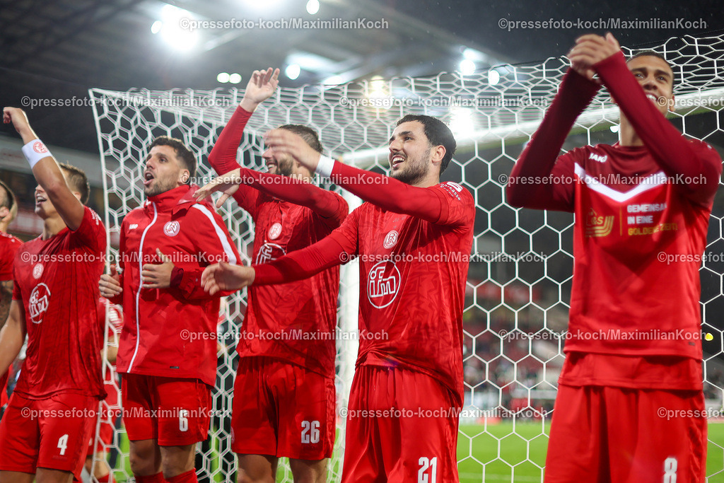 RWE3Liga25092402129 | 25.09.2024, Essen, Fußball,  Rot-Weiss Essen – Borussia Dortmund II (U23), bwin 3. Liga Herren, Stadion an der Hafenstraße, 7. Spieltag Saison 2024 2025: Abschlussjubel nach dem 3:1 Sieg -  Dion Berisha (RWE #21) (2.v.r.) feiert den Sieg mit der MannschaftDFB regulations prohibit any use of photographs as image sequences and or quasi-video.