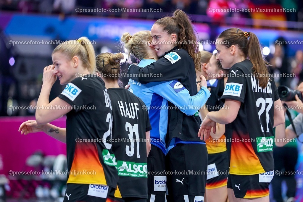 IHF09122502142 | 09.12.2025, Handball WM Frauen, Viertelfinale, Deutschland - Brasilien, 27th IHF Women's Handball World Championship, Westfalenhalle Dortmund: Freude nach dem Sieg und dem EInzug ins Halbfinale. Die Mannschaft feiert den Sieg unter Freudentränen zusammen auf dem Spielfeld und liegt sich glücklich in den Armen. Sarah Wachter (GER #24) Katharina Filter (GER #42) 