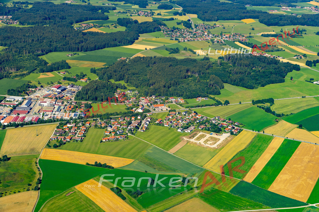 Aktuelles Luftbild von Egerer Chieming - Die Luftaufnahme wurde 2022 mittels UL-Flugzeug erstellt ( keine Drohne ) - hochauflösende Kamera-Systeme von  Canon -Beste Qualität - Für grossformatige Ausdrucke geeignet. Die Geschenkidee !