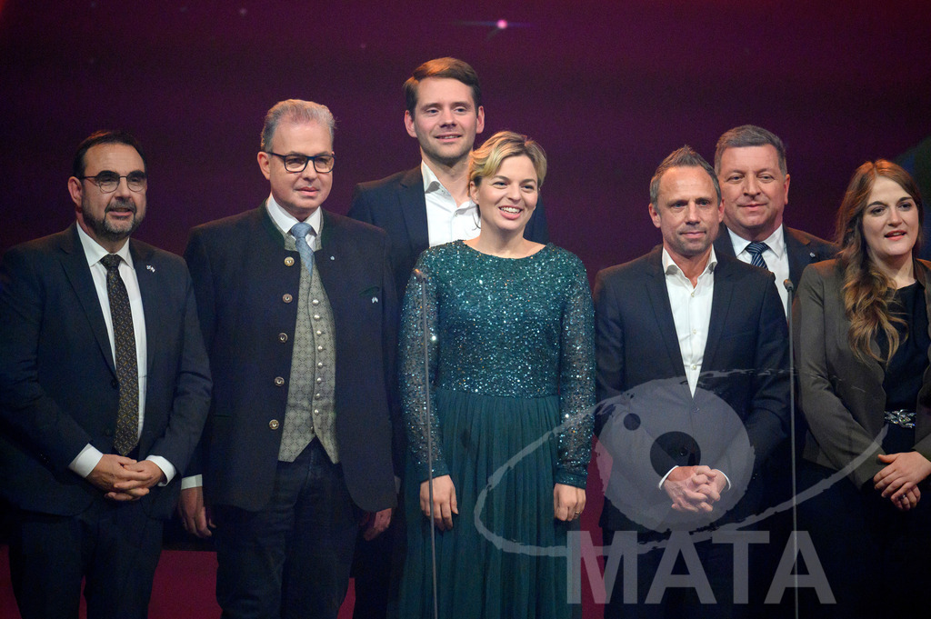 _DWA1700 | Ilse Aigner (CSU, Landtagspräsidentin), Klaus Holetscheck (CSU, MdL) Florian Streibl (Frei Wähler, MdL), Thomas von Sarnowski (Bündnis 90/Die Grünen, MdL), Katharina Schulze ( Bündnis 90/Die Grünen, MdL), Thorsten Glauber (Frei Wähler, Staatsminister für Umwelt und Verbraucherschutz), Christian Bernreiter (CSU, Staatsminister für Wohnen, Bau und Verkehr), Ronja Endres (SPD, MdL) bei '30 Jahre Sternstunden-Gala 2023' in der Frankenhalle. Nürnberg, 15.12.2023 - Realisiert mit Pictrs.com