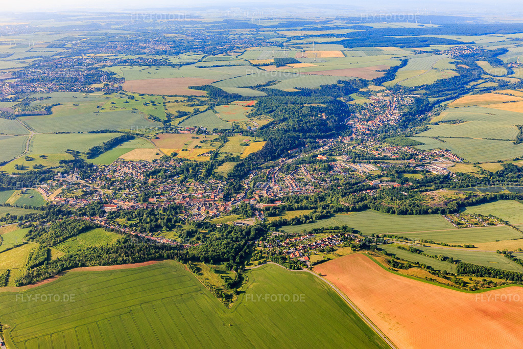 Luftbild: Ortsansicht aus Norden im Ortsteil Leimbach in Mansfeld im Bundesland Sachsen-Anhalt in Deutschland. Foto: IMG_148097.jpg vom 12.06.2025 durch Werner Riehm/FLY-FOTO.de