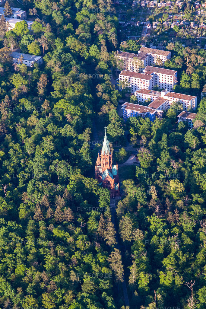 Luftbild: Großherzogliche Grabkapelle im Ortsteil Oststadt in Karlsruhe im Bundesland Baden-Württemberg in Deutschland. Foto: IMG_120532.jpg vom 23.04.2020 durch Werner Riehm/FLY-FOTO.de