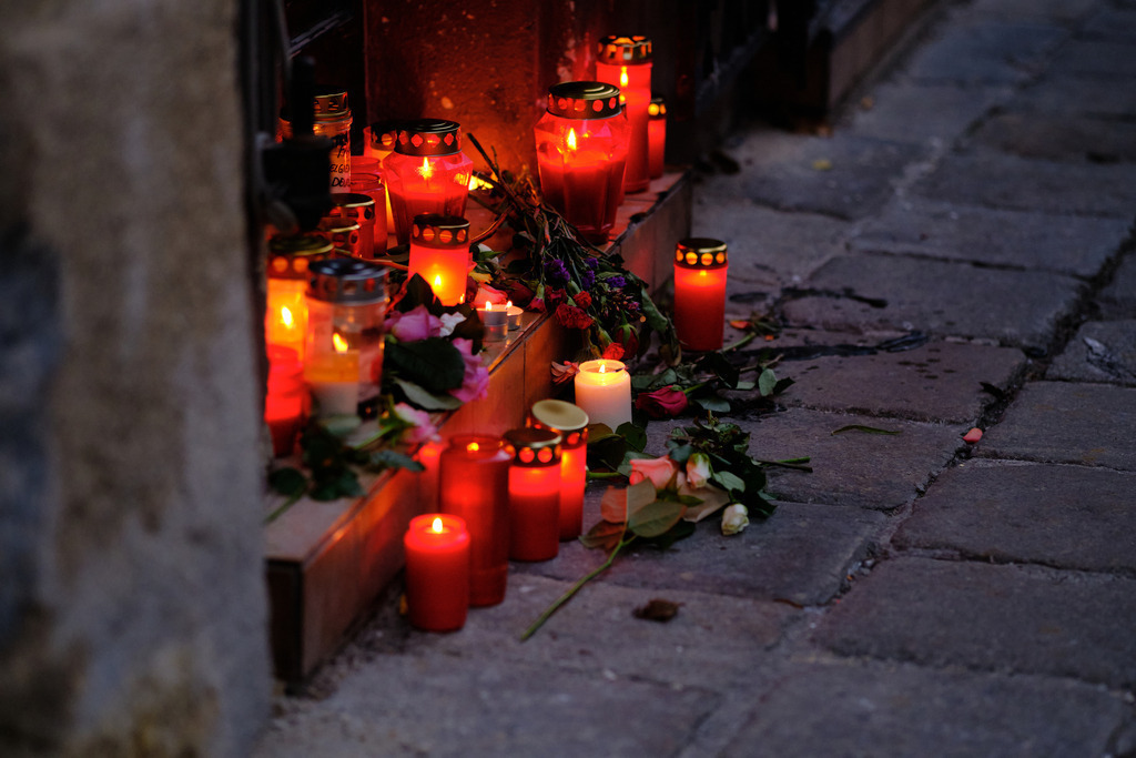 Kerzen und Blumen zum Gedenken | Wien, Austria - November 06, 2020: Gedenken an den Terroranschlag vom 02.11.2020, Kerzen und Blumen zum Gedenken an die Opfer am Abend. - Realisiert mit Pictrs.com