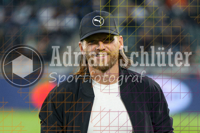 Borussia Mönchengladbach vs SC Freiburg - Bundesliga  | Mönchengladbach, Deutschland, 05.10.25:   Trainer Eugen Polanski (Borussia Mönchengladbach) lächelt, lacht waehrend des Spiels der Bundesliga zwischen Borussia Mönchengladbach vs SC Freiburg im Stadion im Borussia Park(Foto von Brauer-Fotoagentur / Adrian Schlueter)
