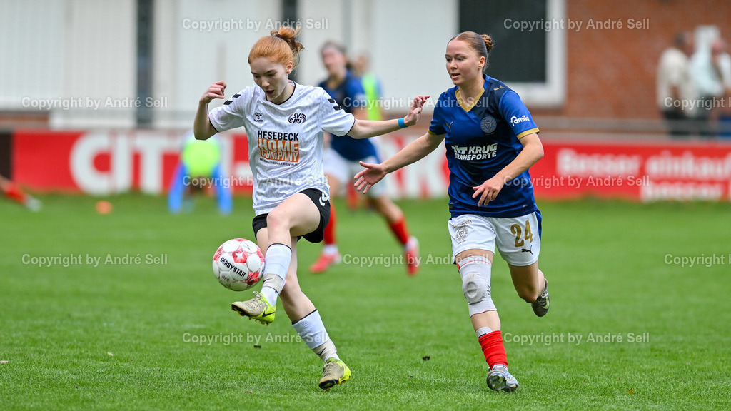Holstein Kiel vs SV Henstedt-Ulzburg | Kira Hasse (Holstein #24) vs Luisa Kern (SVHU #19) / Fußball-Regionalliga Nord Frauen 2025/2026 / Holstein Kiel vs SV Henstedt-Ulzburg / Waldwiese / Kiel / 14.09.25 - Realisiert mit Pictrs.com