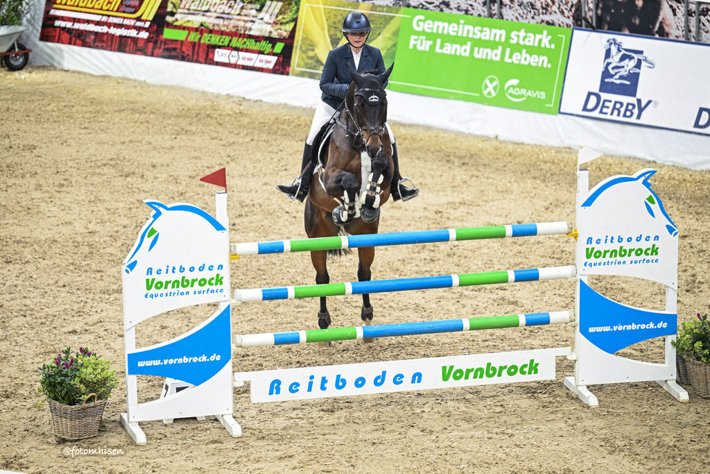 311025-14-108 | Foto Mhisen Pferdefotografie#, Reitturnier Frankfurt#  #Dressur und Springen
#Profi Pferdefotograf Reitturnier Fotograf 
#Sport Horses Photographer 
#equestrain photographer - Realisiert mit Pictrs.com