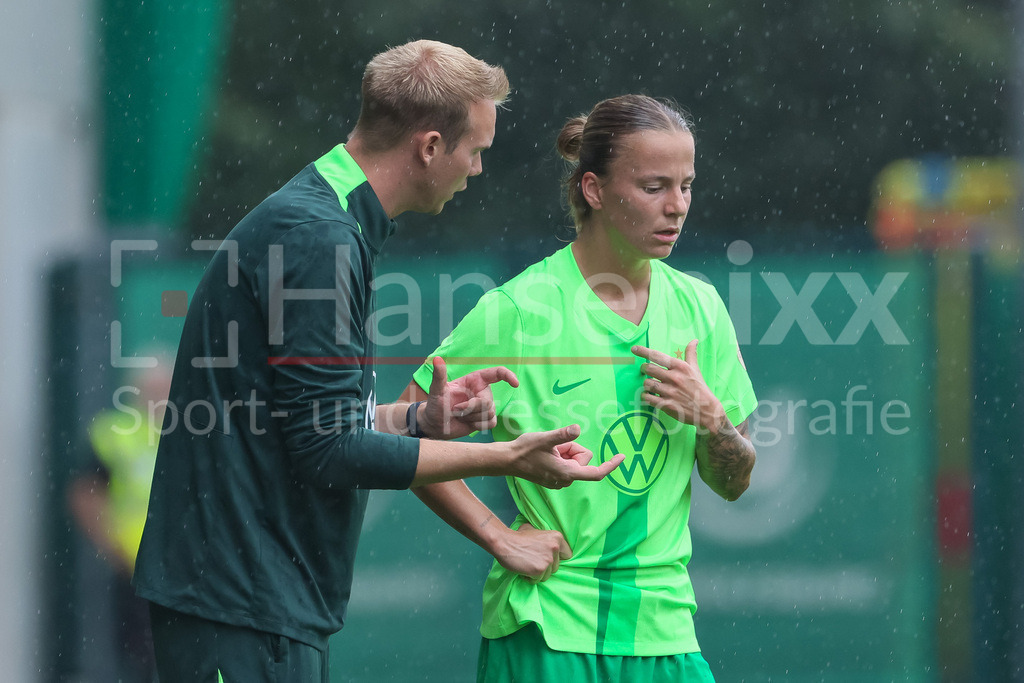 Fussball, Testspiel Frauen, VfL Wolfsburg - PSV Eindhoven | v.li.: Tommy Stroot (Trainer, Cheftrainer, VfL Wolfsburg) im Gespräch mit Lynn Wilms (VfL Wolfsburg, 2)
