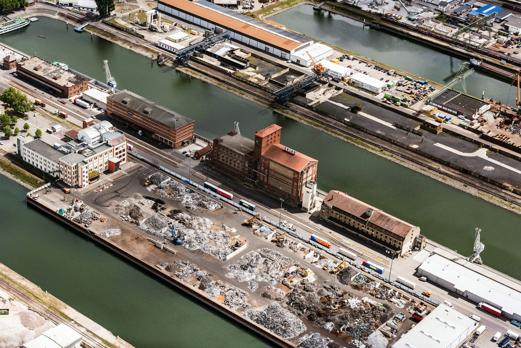 dr__0010743.jpg | KARLSRUHE 15.07.2017 Kaianlagen und Schiffs- Anlegestellen am Hafenbecken des Binnenhafen Rheinhafen in Karlsruhe im Bundesland Baden-Württemberg, Deutschland. // Quays and boat moorings at the port of the inland port Rheinhafen in Karlsruhe in the state Baden-Wuerttemberg, Germany. Foto: Daniel Reiter