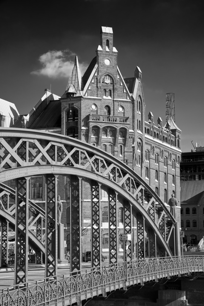 speicherstadt schwarzweiss an der brooksbrücke bild auf leinwand | Kaufen Sie Hamburg Bilder und Hamburg Fotos auf Leinwand, Acrylglas, Alu-Dibond, oder als Poster in Hamburgs großer Onlinegalerie. Elbphilharmonie Bilder, Hamburger Hafen, Speicherstadt, Alster und viel mehr.