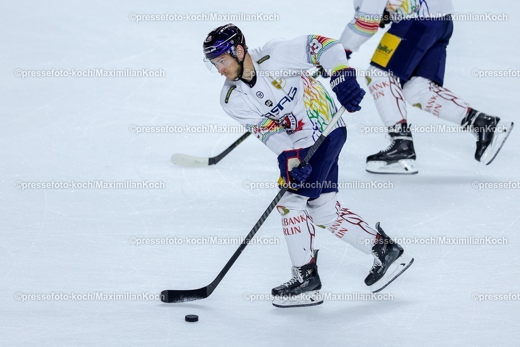 KEC23042501002 | 23.04.2025, Eishockey, DEL Finale Play-offs, Kölner Haie - Eisbären Berlin, Finale Spiel 3, Lanxess-Arena Köln: Leo Pföderl (Eisbaeren Berlin #93) 