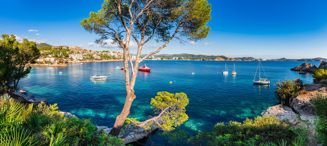 Idyllic view at Cala Fornells, beautiful coast on Mallorca island, Spain Mediterranean Sea | Seascape panorama on Majorca island, beautiful coast of Cala Fornells, Spain Mediterranean Sea - Realisiert mit Pictrs.com