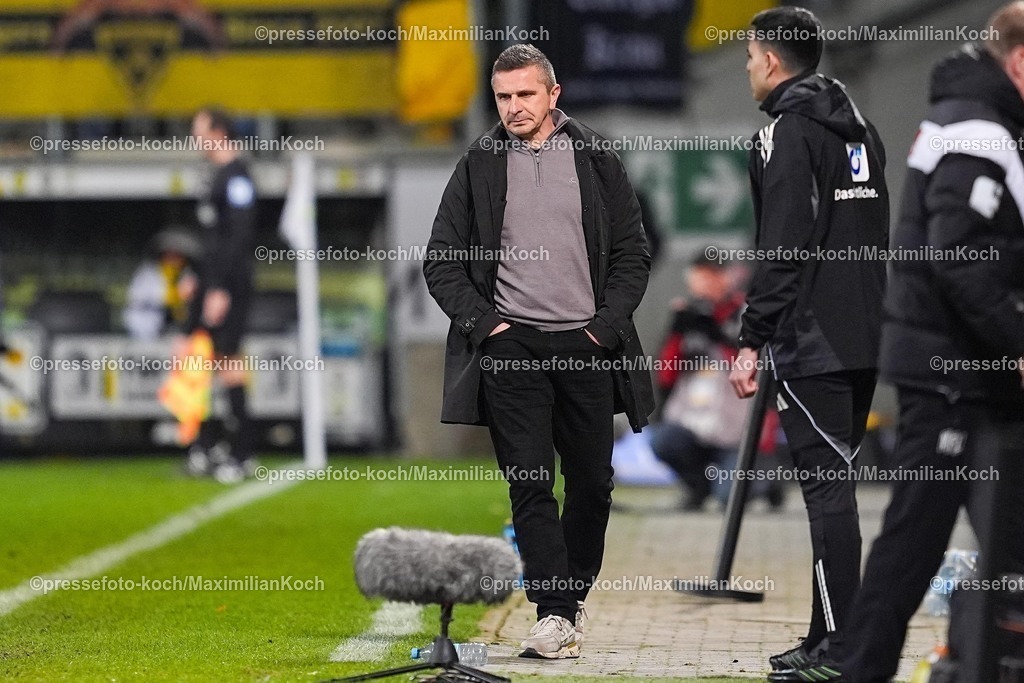 xYDRx17012601049 | 17.01.2026, xydrx, Fußball, 3.Liga, TSV Alemannia Aachen - VfL Osnabrück, Saison 2025 2026, Tivoli: Mersad Selimbegovic (Cheftrainer TSV Alemannia Aachen) enttäuscht vom Spielverlauf        DFB regulations prohibit any use of photographs as image sequences and or quasi-video. Photo: xYannisxDreimannxPressefotoKochx